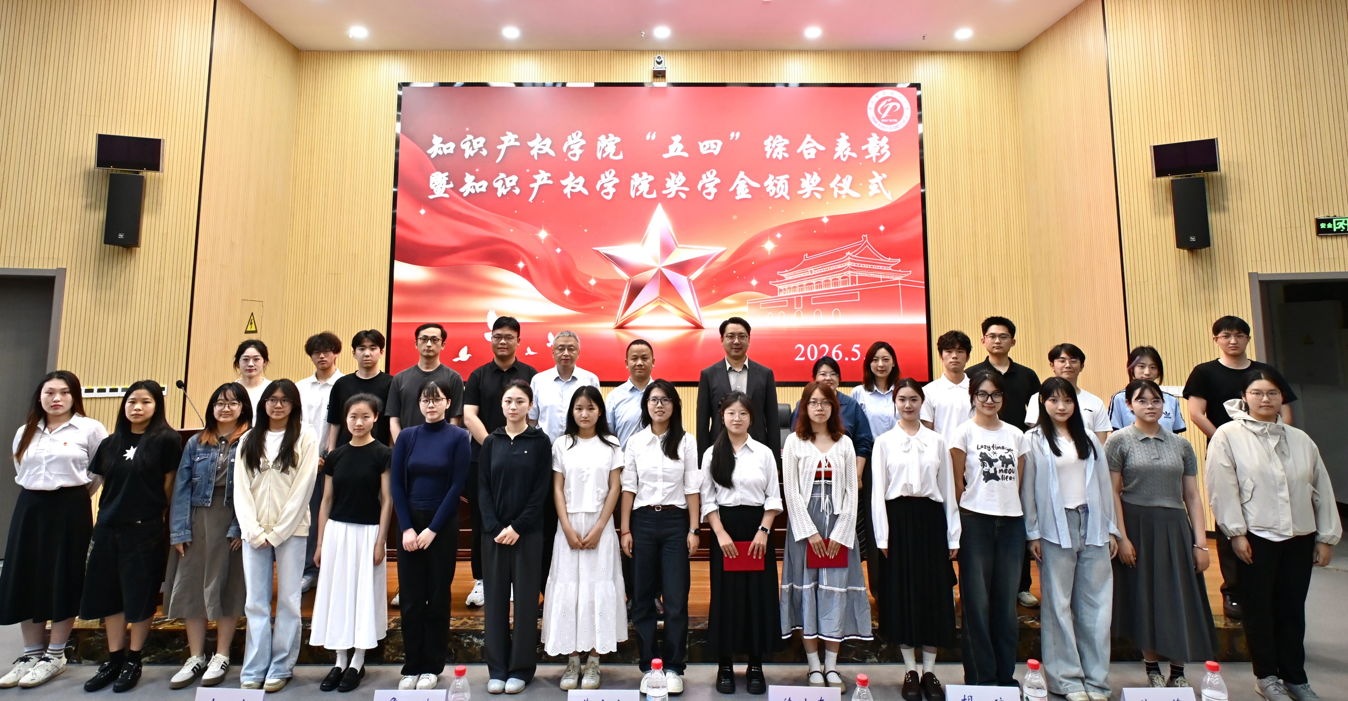 合影_副本.jpg 合影_副本.jpg
